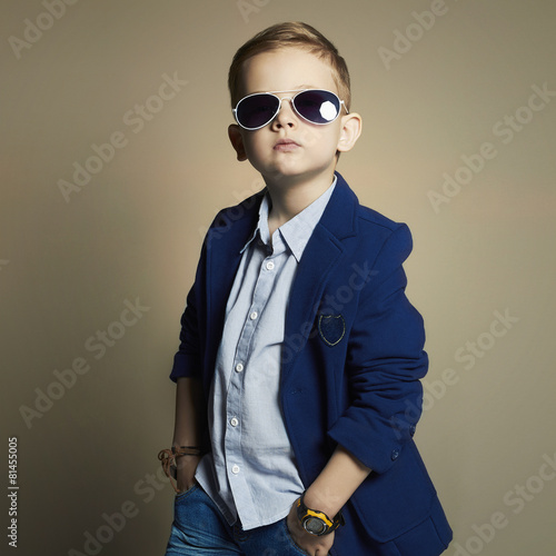 Tapeta ścienna na wymiar fashionable little boy in sunglasses.stylish kid in suit