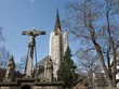 Jesus am Kreuz und alte Heiligenstatuen am Peterskirchhof vor der Jugend-Kultur-Kirche Sankt Peter mit blauem Himmel bei Sonnenschein in Frankfurt am Main in Hessen