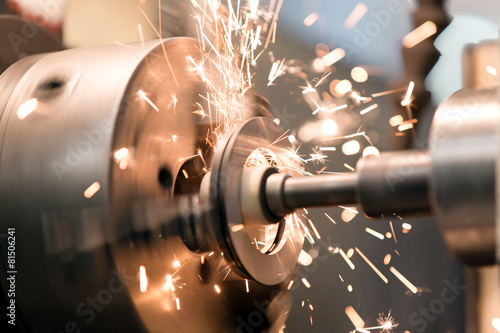 Fotografía Finishing metal working on lathe grinder machine with sparks