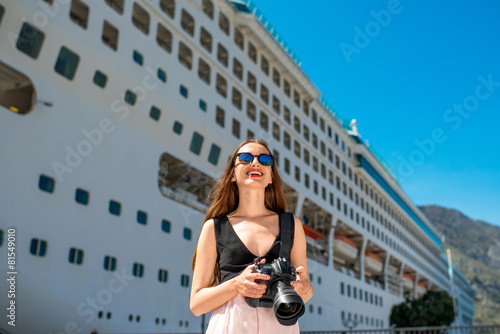 Fotografía Turista de la mujer cerca de la gran crucero