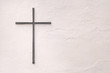canvas print picture - Kreuz aus Metall an einer weissen Wand