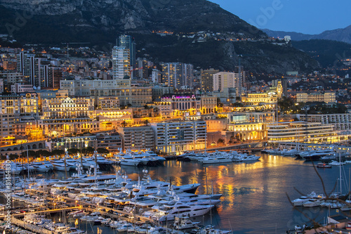 Fotografie, Obraz MonacoThe pohled shora na portu a obytný komplex v noci