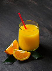 Fresh orange juice and sliced orange