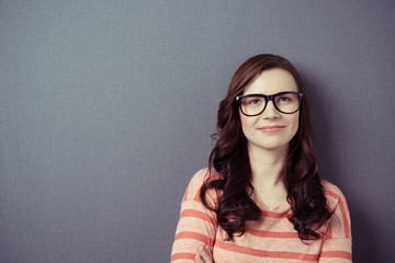 portrait einer jungen frau mit brille