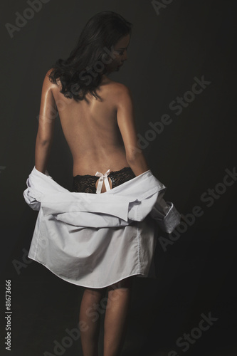 Plakat Portret nagie plecy dziewczyna z smokingową koszula
