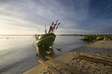 Fototapeta Morze - Kuter rzbacki na morskiej plaz