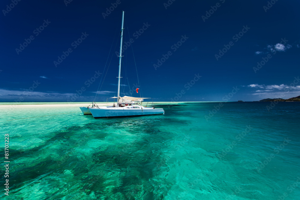 White catamaran in shallow tropical water with snorkeling reef - obrazy, fototapety, plakaty 