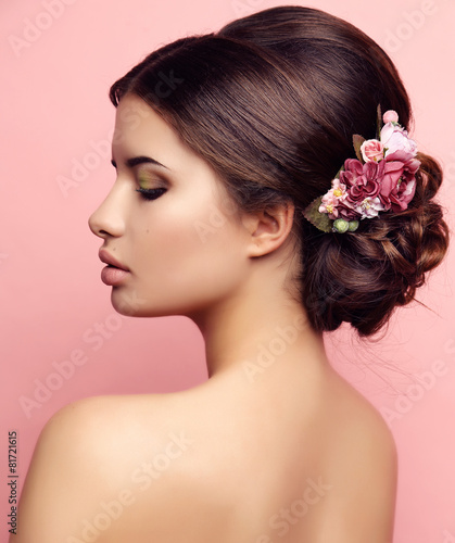 Obraz w ramie young woman with elegant hairstyle and flowers accessory