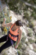 mujer haciendo escalada en roca