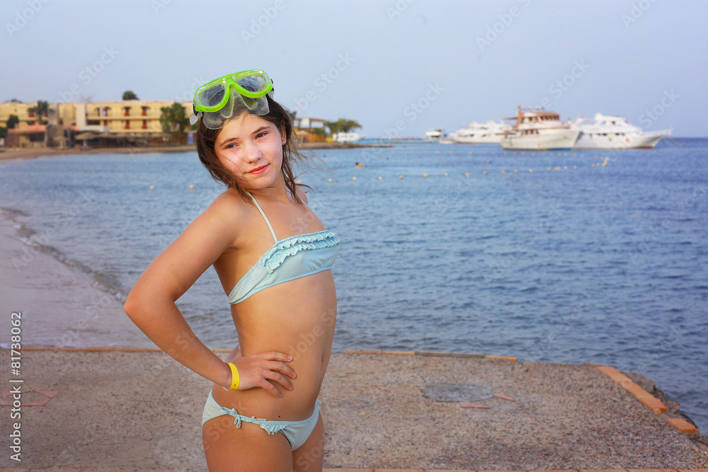 tween topless preteen girl in snorkeling mask on the blue sea with yacht backg の Stock フォト | Adobe Stock