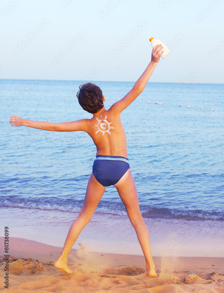 Preteen nude handsome preteen boy with anti sunburn cream sun drawing on his の Stock フォト  | Adobe Stock