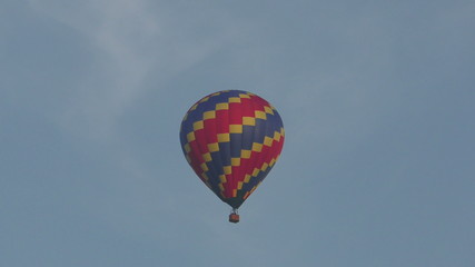 Wall Mural - Hot air balloon in flight 4K