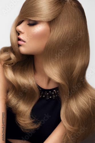 Hair. Portrait of beautiful Blonde with Long Wavy Hair. High qua Fototapete