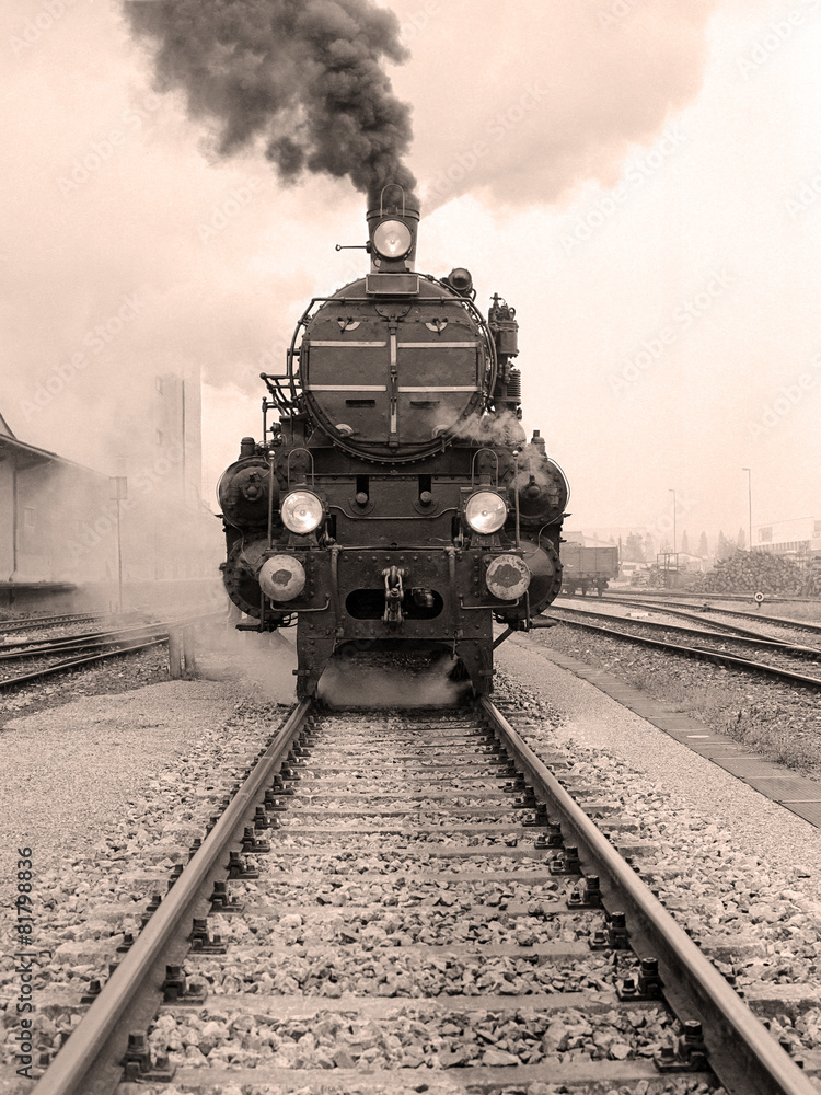 Front view of an old-fashioned steam locomotive - obrazy, fototapety, plakaty 