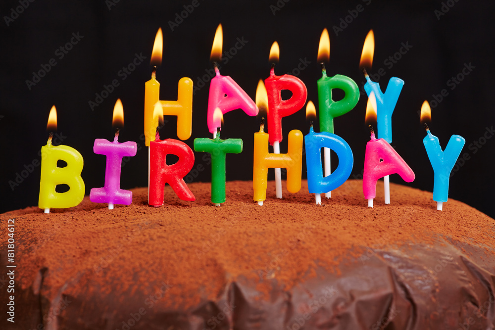 Happy Birthday Kerzen brennen auf Kuchen Stock Photo