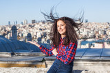 Fototapeta Londyn - posendes Mädchen über den Dächern von Istanbul