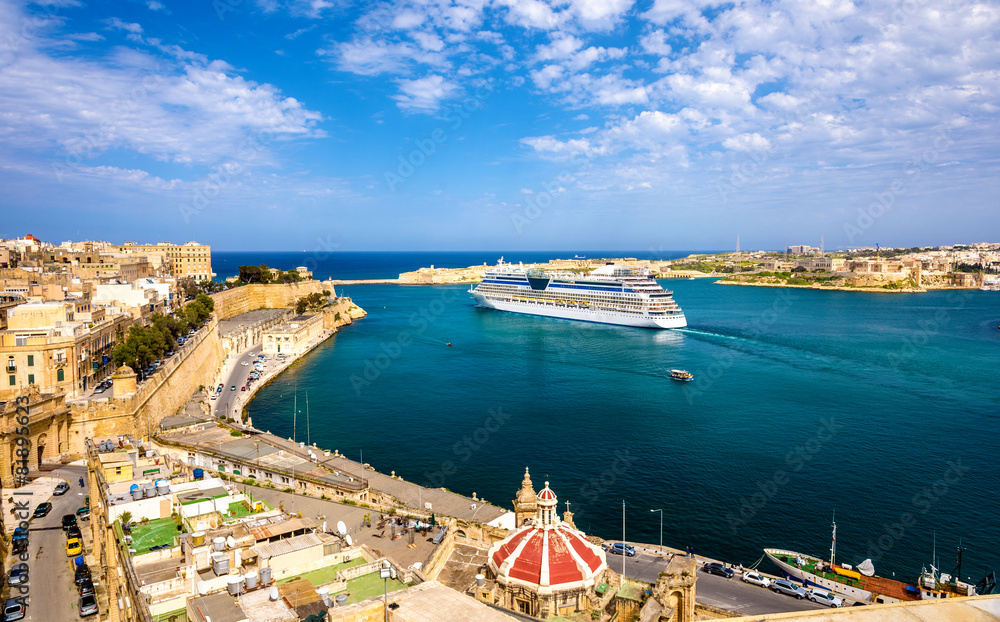 Obraz na płótnie Cruise liner leaving Valletta - Malta w salonie