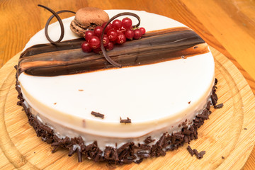 Sponge cake with cream cheese, chocolate and red currants