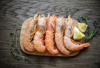 Sticker - Raw shrimps with lemon wedges