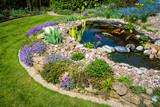 Fototapeta Kwiaty - Teichanlage mit Koi´s im Frühling