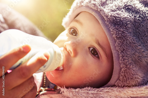 Baby Will Plötzlich Nicht Mehr Aus Der Flasche Trinken Baby trinkt aus der Flasche – kaufen Sie dieses Foto und finden Sie