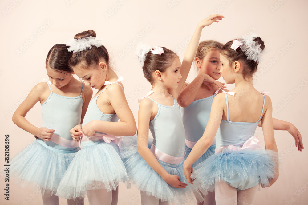 Group of five little ballerinas preparing for performance - obrazy, fototapety, plakaty 