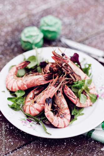 Fotografía  Grilled shrimps served outdoor in winter, toned image