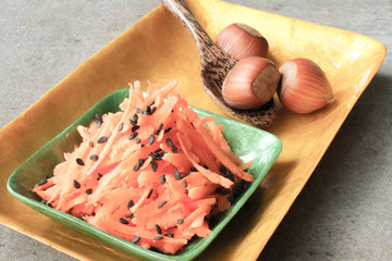 carrot salad with walnuts