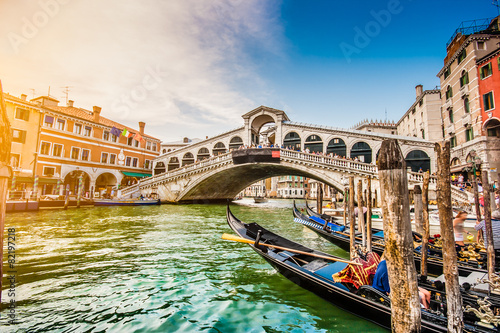 Fotomural Canal Grande con el puente de Rialto en la puesta del sol, Venecia, Italia