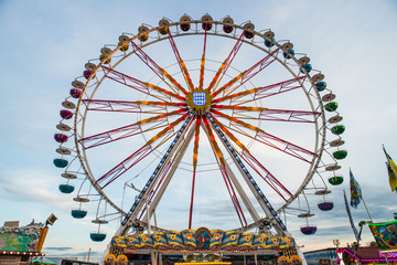 Riesenrad von unten