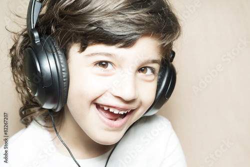 Fotografia Niña sonriendo y escuchando música