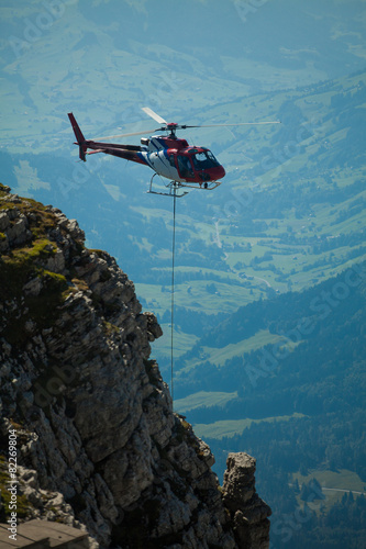 Fototapeta na wymiar Helikopter liefert Transport ab