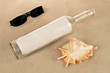 Flaschenpost mit Muschel und Sonnenbrille