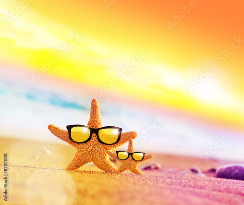 Fototapeta na wymiar Rozgwiazdy w okularach przeciwsłonecznych na plaży