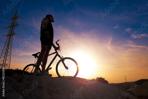 Deportes. Bicicleta de montaña y hombre.Deporte en exterior Poster