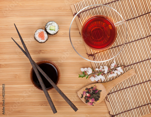 Obraz na płótnie canvas dwuczęściowy "dyptyk" Zestaw sushi maki, herbata ziołowa i gałąź sakkury