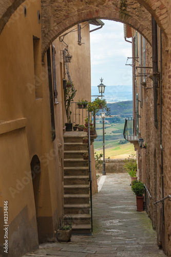 Naklejka - mata magnetyczna na lodówkę Narrow and winding streets of the small town of Tuscany, Montepu