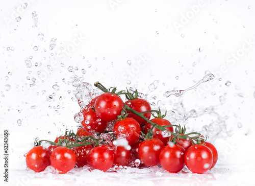 swieze-pomidory-czeresniowe-z-odrobina-wody