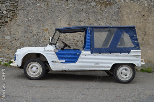bialo-niebieski-samochod-z-lat-60