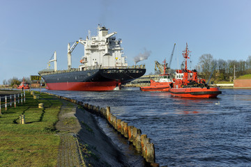 Papier Peint - Polska, Port Gdański, statek w asyscie holowników