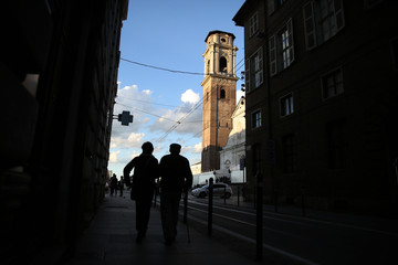 coppia di anziani camminano 