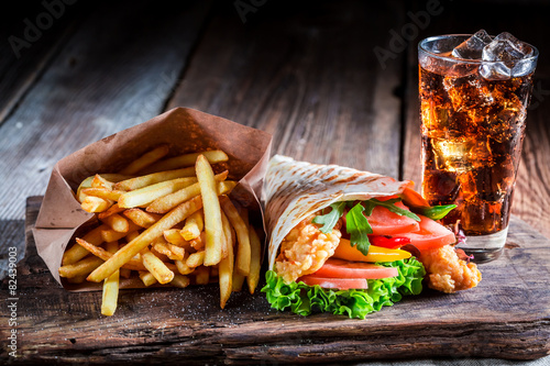 Naklejka na szybę Fresh kebab with fries and cod drink