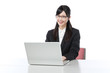 © aijiro - ビジネスウーマン　ノートパソコンで仕事する