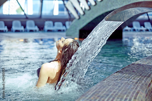 Fotografia, Obraz beautiful woman in waterfall jet, spa hydrotherapy