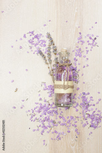 Pinturas sobre lienzo Lavender essential oil in a glass bottle