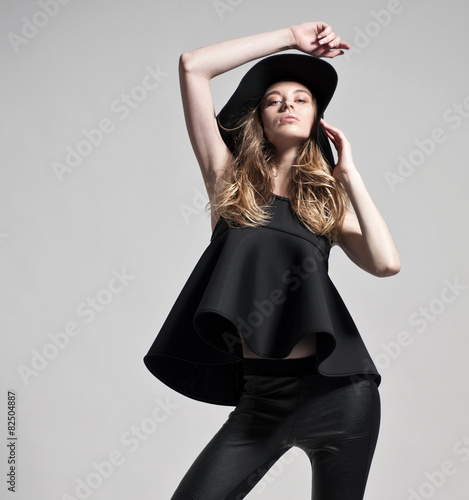 Photographie  Fashion woman model in black dress