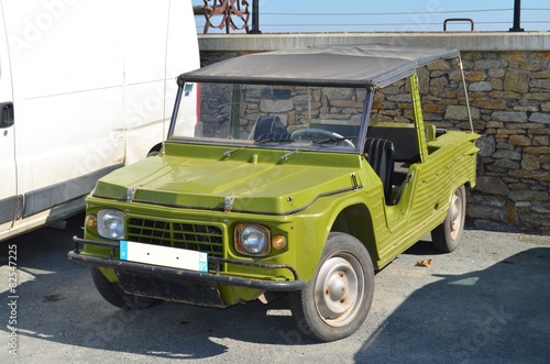 zielony-francuski-samochod-z-lat-60