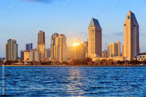Board z aluminiowym obramowaniem Panoramę san diego o zachodzie słońca