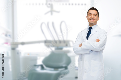 Fototapeta na szkło uśmiechnięty mężczyzna dentysta w średnim wieku