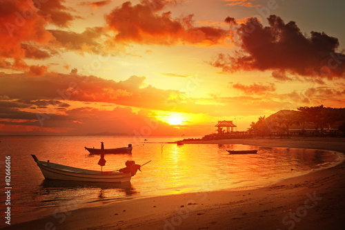 Láminas Tailandia tradicionales barcos en la playa puesta de sol